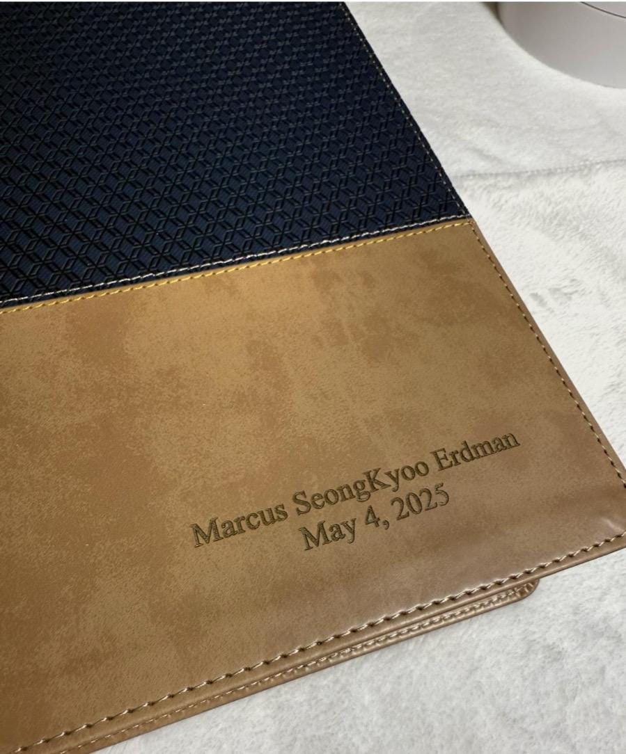 Biblia de estudio NVI personalizada – Piel sintética azul marino/marrón claro, letra roja