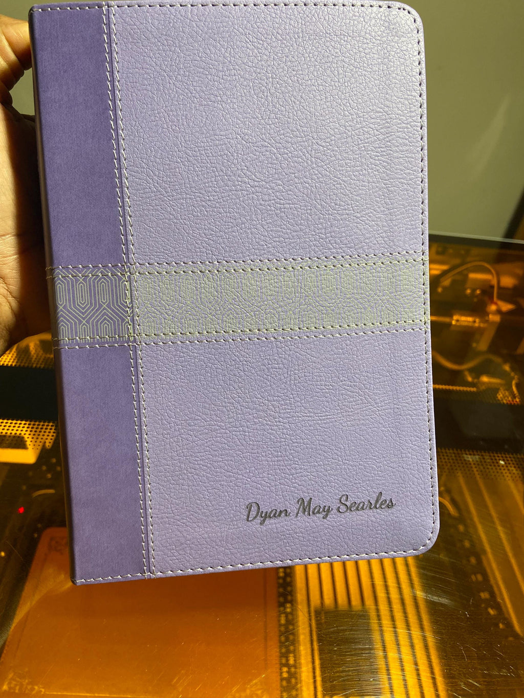 Biblia NVI de Letra Grande Personalizada - Morada, Tipografía Confortable de 12 puntos
