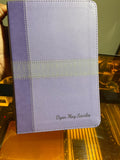 Biblia NVI de Letra Grande Personalizada - Morada, Tipografía Confortable de 12 puntos