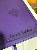 Biblias personalizadas en morado y verde azulado. Biblia RVR de letra grande tamaño personal, letra roja (TruTone, verde azulado oscuro, diseño de emblema): Santa Biblia, inglés