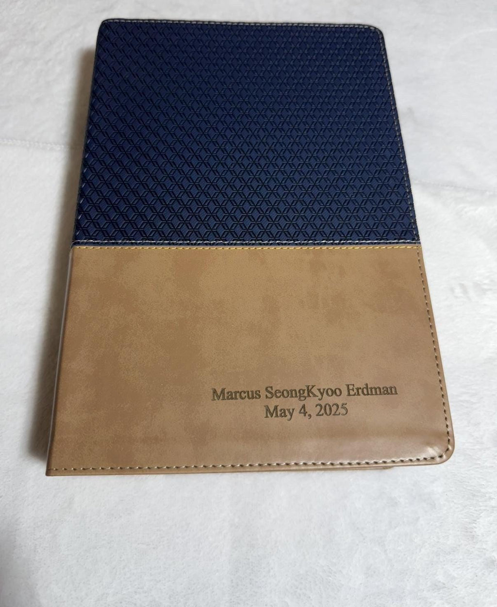 Biblia de estudio NVI personalizada – Piel sintética azul marino/marrón claro, letra roja