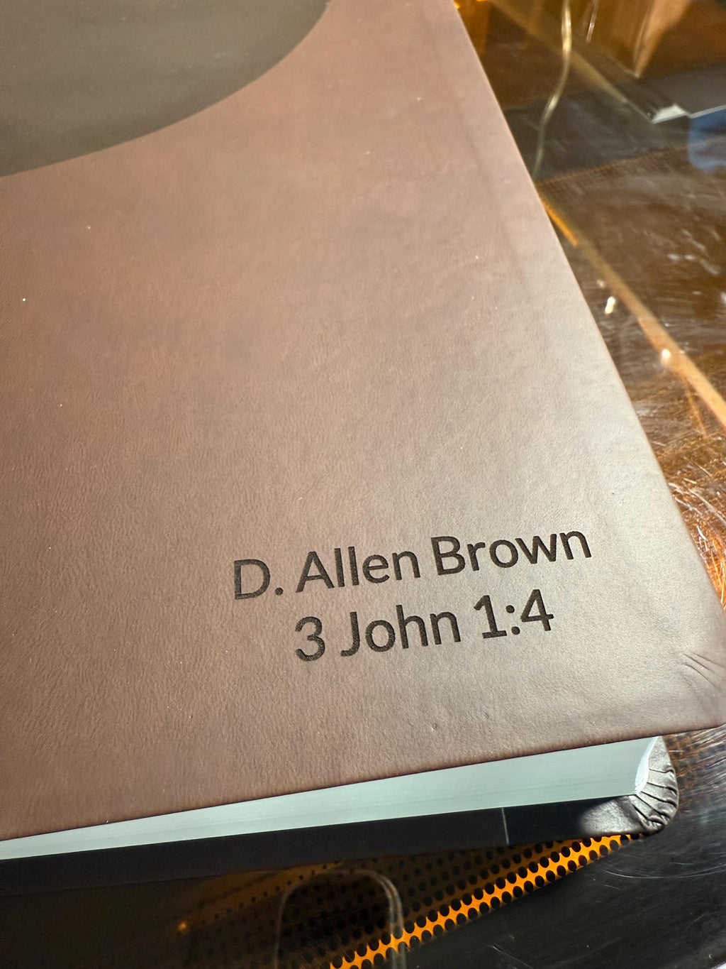Biblia NIV Letra Súper Gigante Personalizada - Marrón, Comodidad de 17 puntos