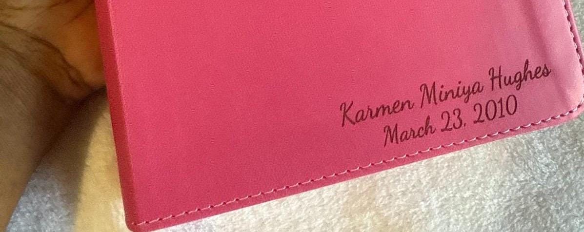 Biblia Personalizada NVI Letra Súper Grande - Rosa, letra cómoda de 16.5 puntos