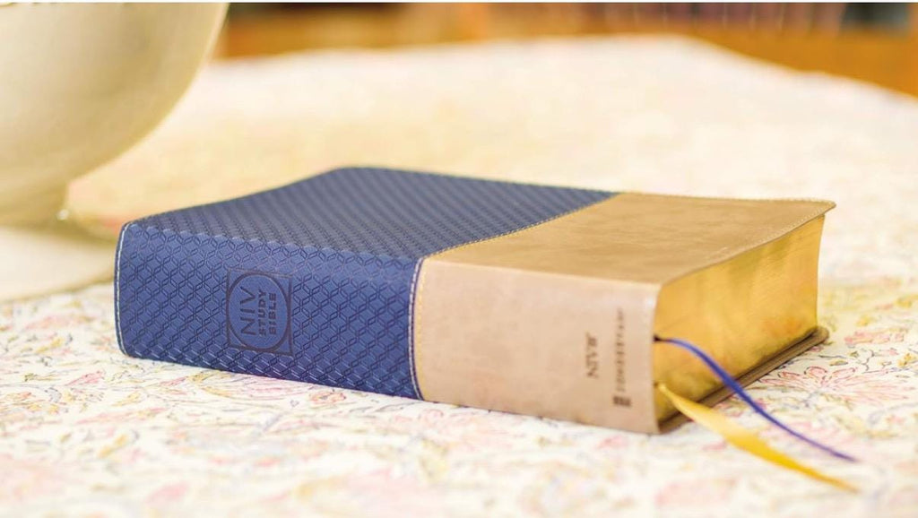 Biblia de estudio NVI personalizada – Piel sintética azul marino/marrón claro, letra roja