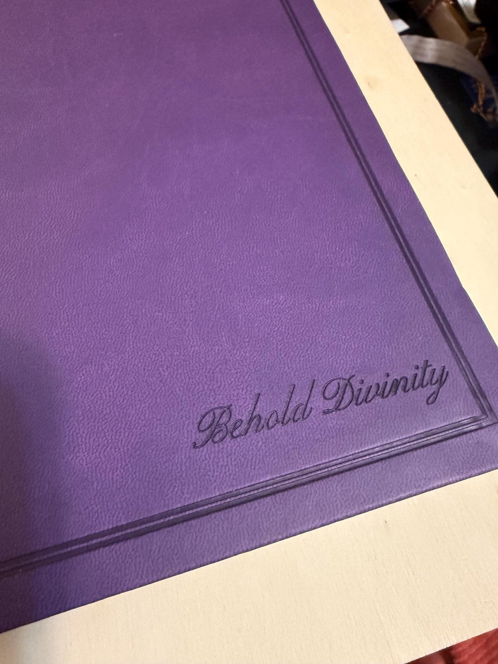 Biblia KJV de Regalo de Lujo Personalizada, Tapa de Piel Morada (LeatherTouch), Letra Roja, Texto de Cambridge Puro, Página de Presentación, Biblia Fácil de Leer