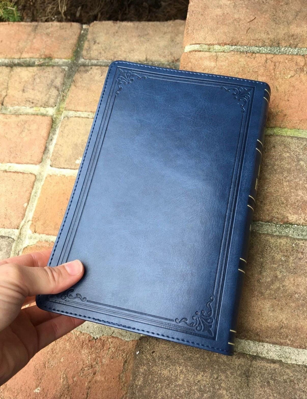 Biblia KJV personalizada | Piel sintética azul marino con relieve, letra gigante