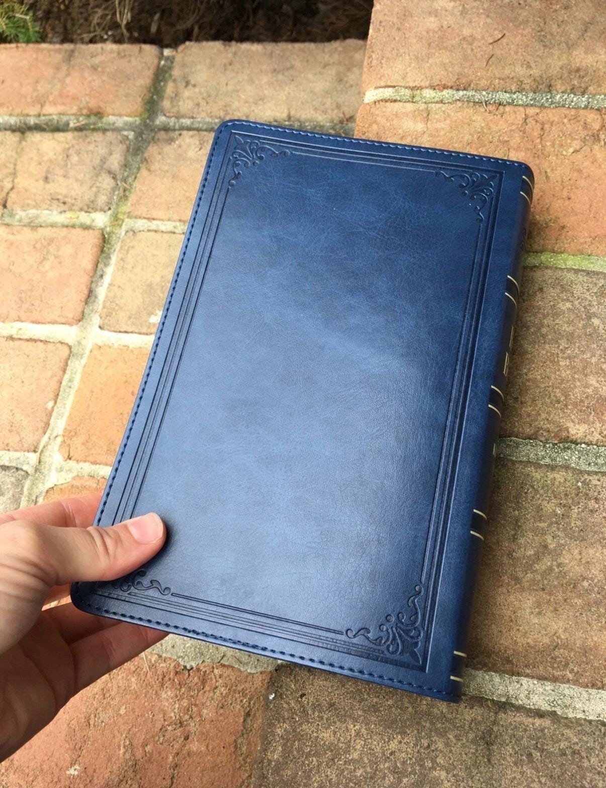 Biblia KJV personalizada | Piel sintética azul marino con relieve, letra gigante