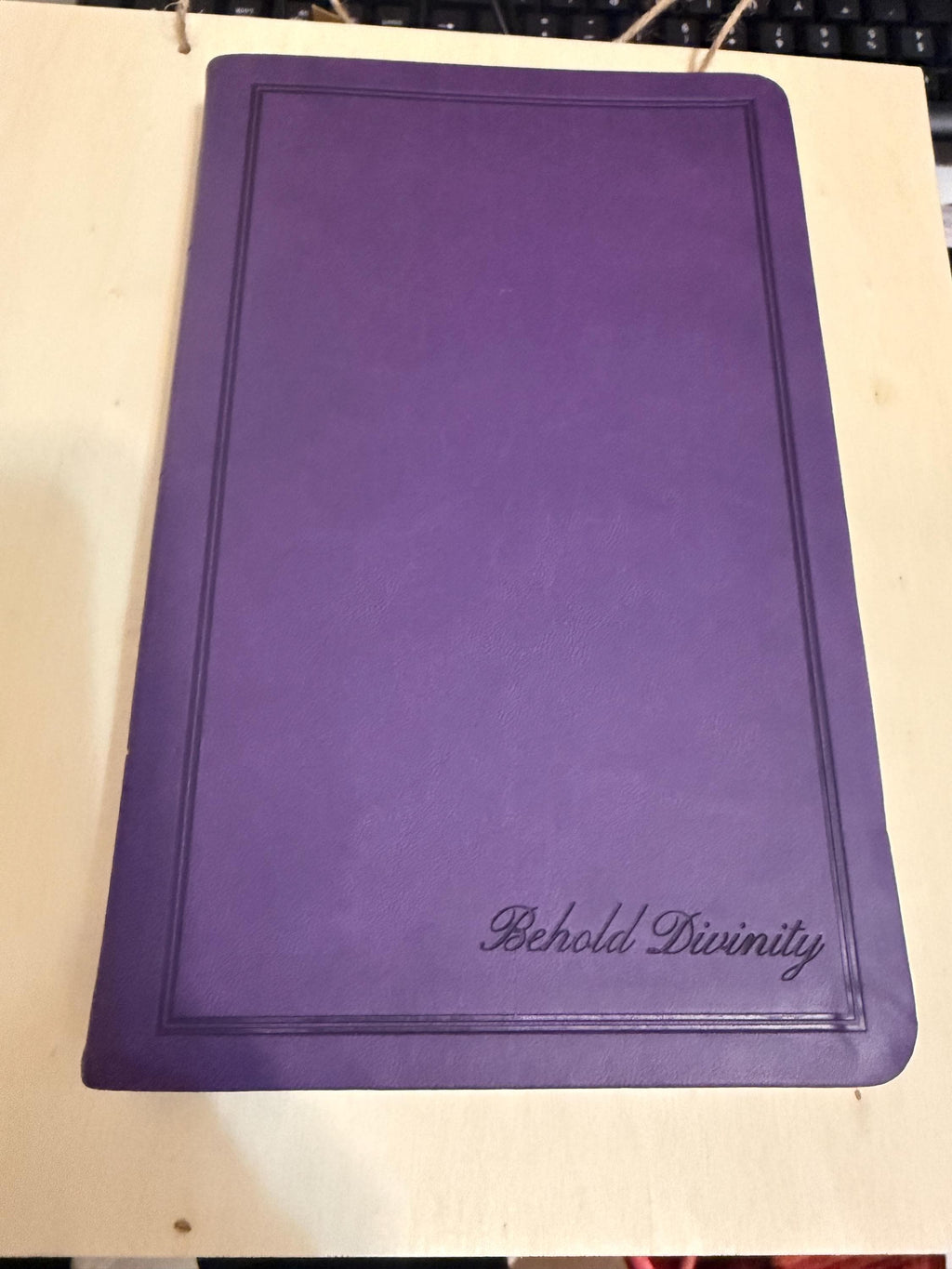 Biblia KJV de Regalo de Lujo Personalizada, Tapa de Piel Morada (LeatherTouch), Letra Roja, Texto de Cambridge Puro, Página de Presentación, Biblia Fácil de Leer