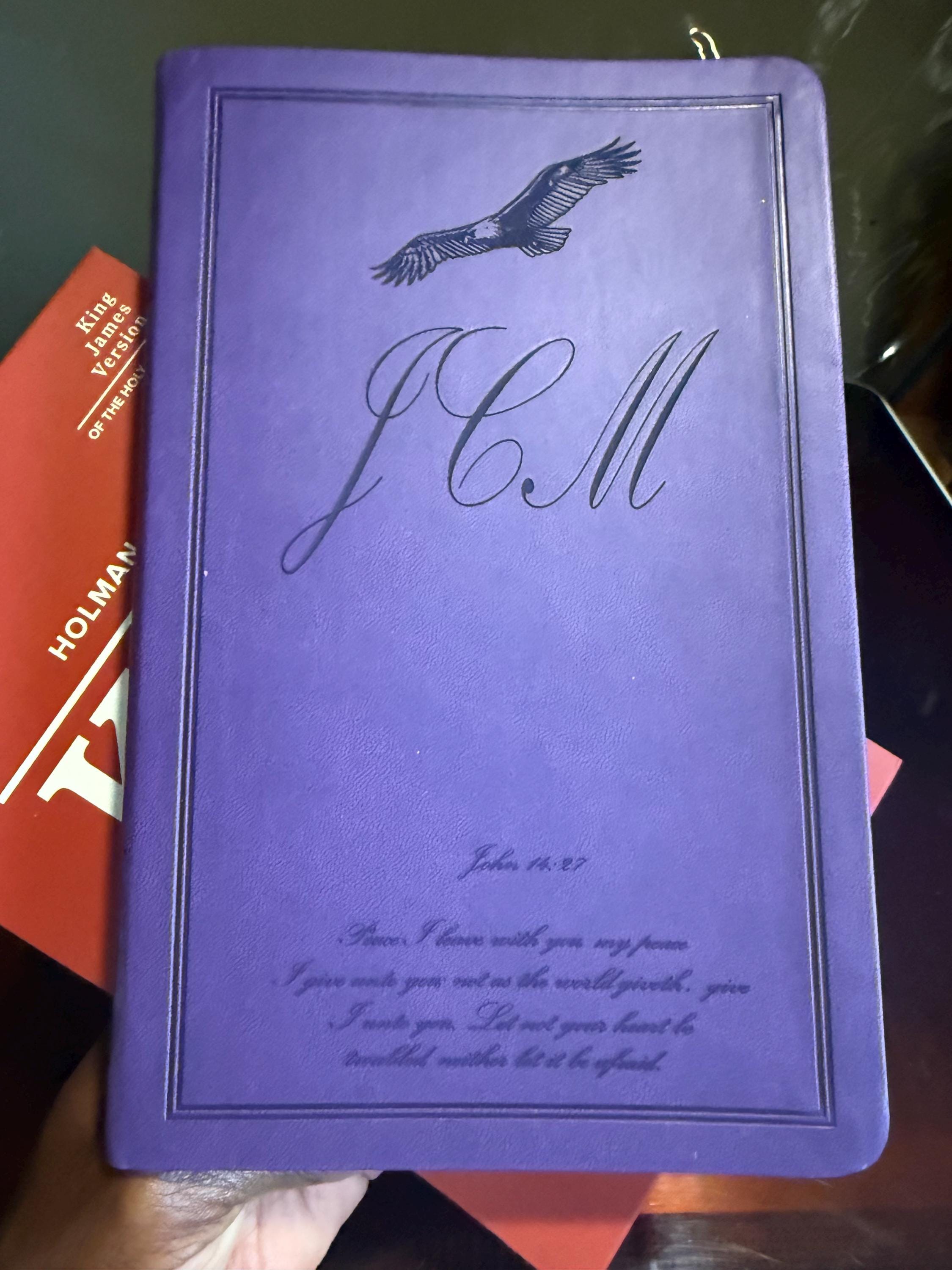 Biblia KJV de Regalo de Lujo Personalizada, Tapa de Piel Morada (LeatherTouch), Letra Roja, Texto de Cambridge Puro, Página de Presentación, Biblia Fácil de Leer