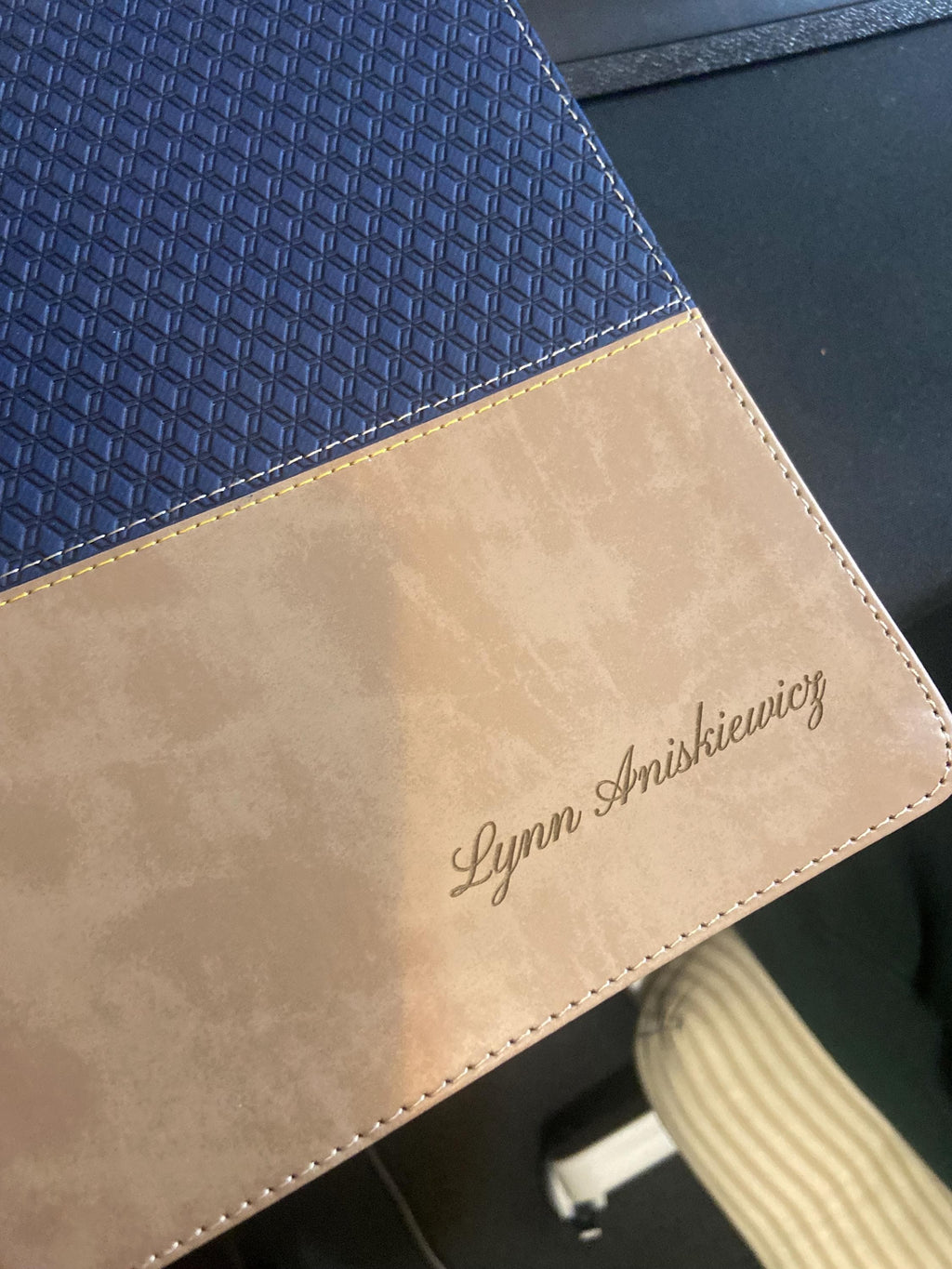 Biblia de Estudio NVI ZONDERVAN Personalizada - Piel Sintética Azul Marino/Marrón Claro - Letra Roja - Grabado de Nombre Personalizado - Biblia para Hombre o Mujer