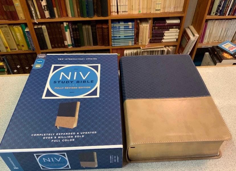 Biblia de Estudio NVI ZONDERVAN Personalizada - Piel Sintética Azul Marino/Marrón Claro - Letra Roja - Grabado de Nombre Personalizado - Biblia para Hombre o Mujer