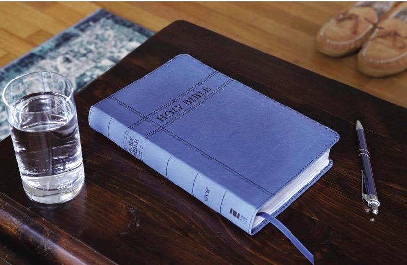 NIV, Biblia de regalo prémium, Nombre personalizado gratis, Piel sintética, Azul marino, Letra roja, Letra legible: