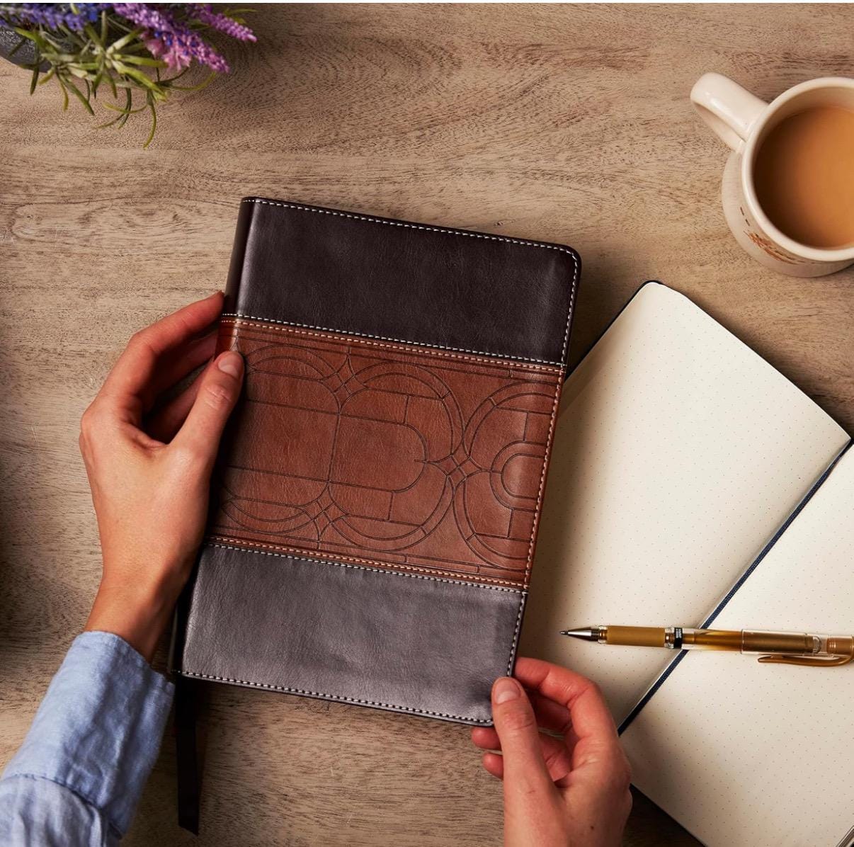 Biblia de Estudio NKJV, Piel sintética, Marrón, a todo color, Letra cómoda, Biblia personalizada