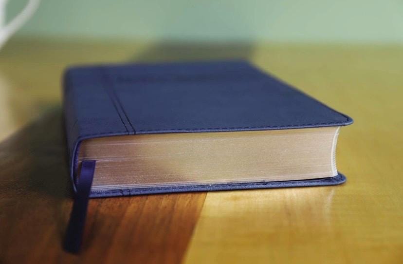 NIV, Biblia de regalo prémium, Nombre personalizado gratis, Piel sintética, Azul marino, Letra roja, Letra legible: