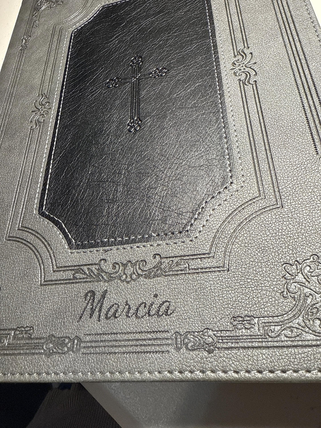 Santa Biblia KJV personalizada, edición de letras rojas en piel sintética con letra supergigante - Índice y cinta marcadora, versión King James, gris/negra