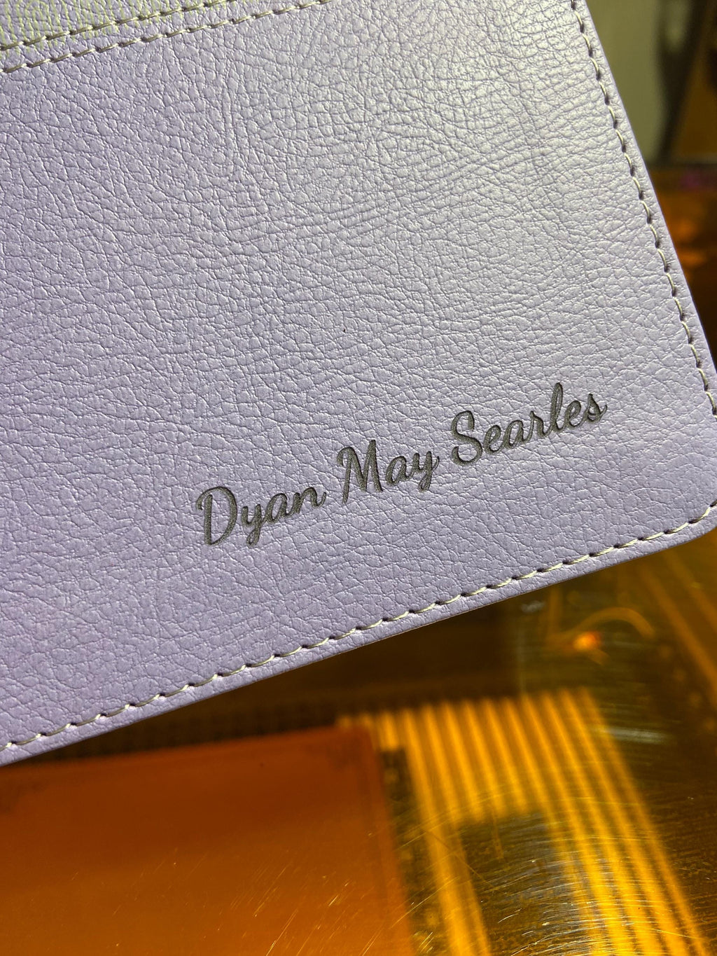 Biblia NVI de Letra Grande Personalizada - Morada, Tipografía Confortable de 12 puntos