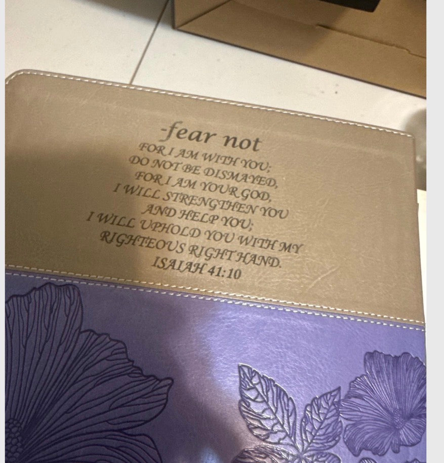 Biblia para colorear Beautiful Word de la NVI, de letra grande, personalizada, piel sintética, morado/marrón: Cientos de versículos para colorear