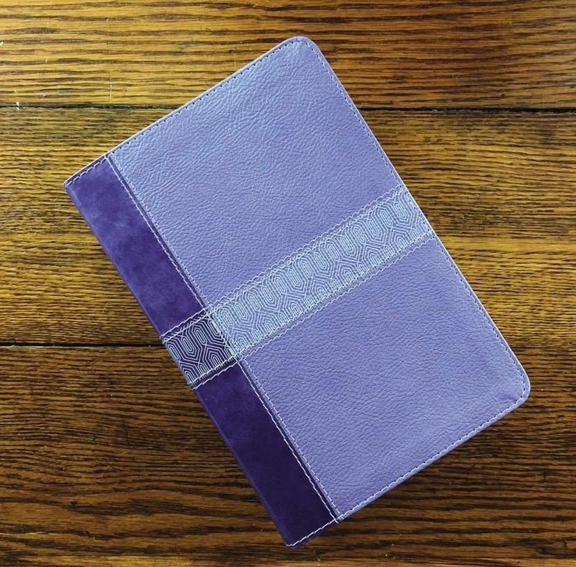 Biblia NVI de Letra Grande Personalizada - Morada, Tipografía Confortable de 12 puntos