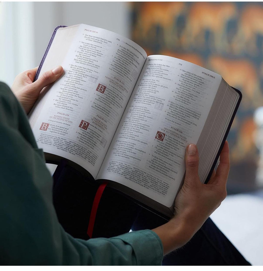 Biblia de Referencia NKJV Personalizada, Tamaño Personal, Sovereign, Piel Suave, Marrón, Letra Roja, Impresión Cómoda: Añade un nombre gratis