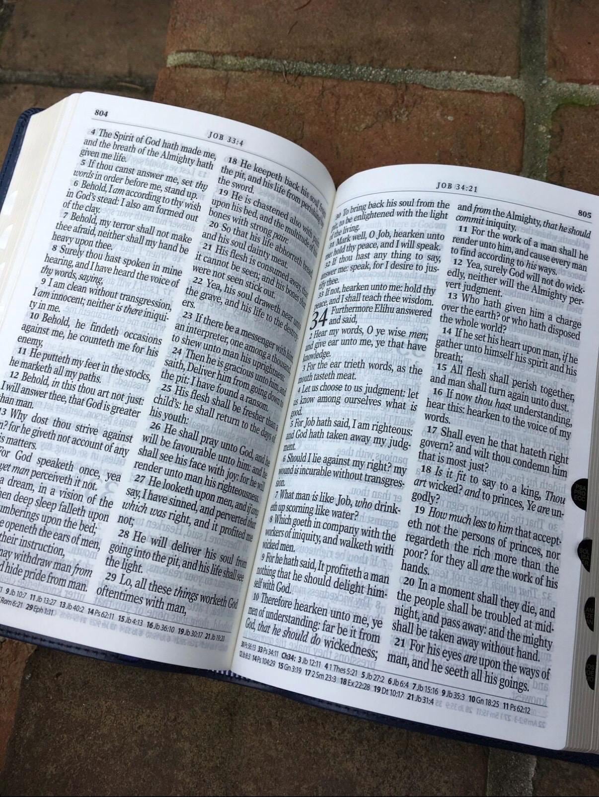 Biblia KJV personalizada | Piel sintética azul marino con relieve, letra gigante