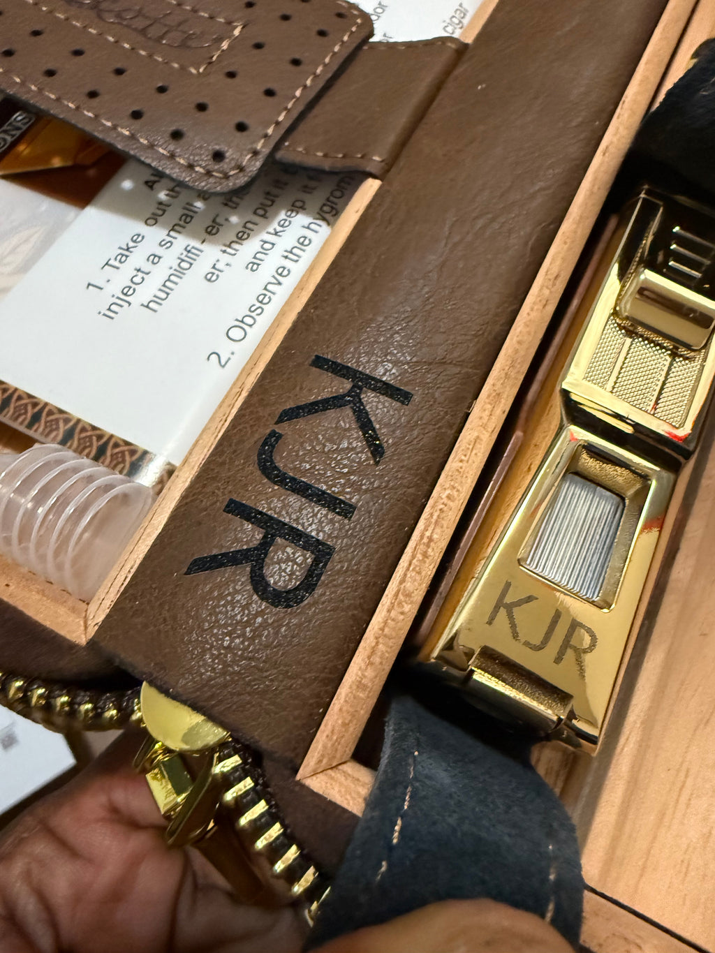 Humidor de puros de cuero personalizado, caja forrada de cedro con encendedor