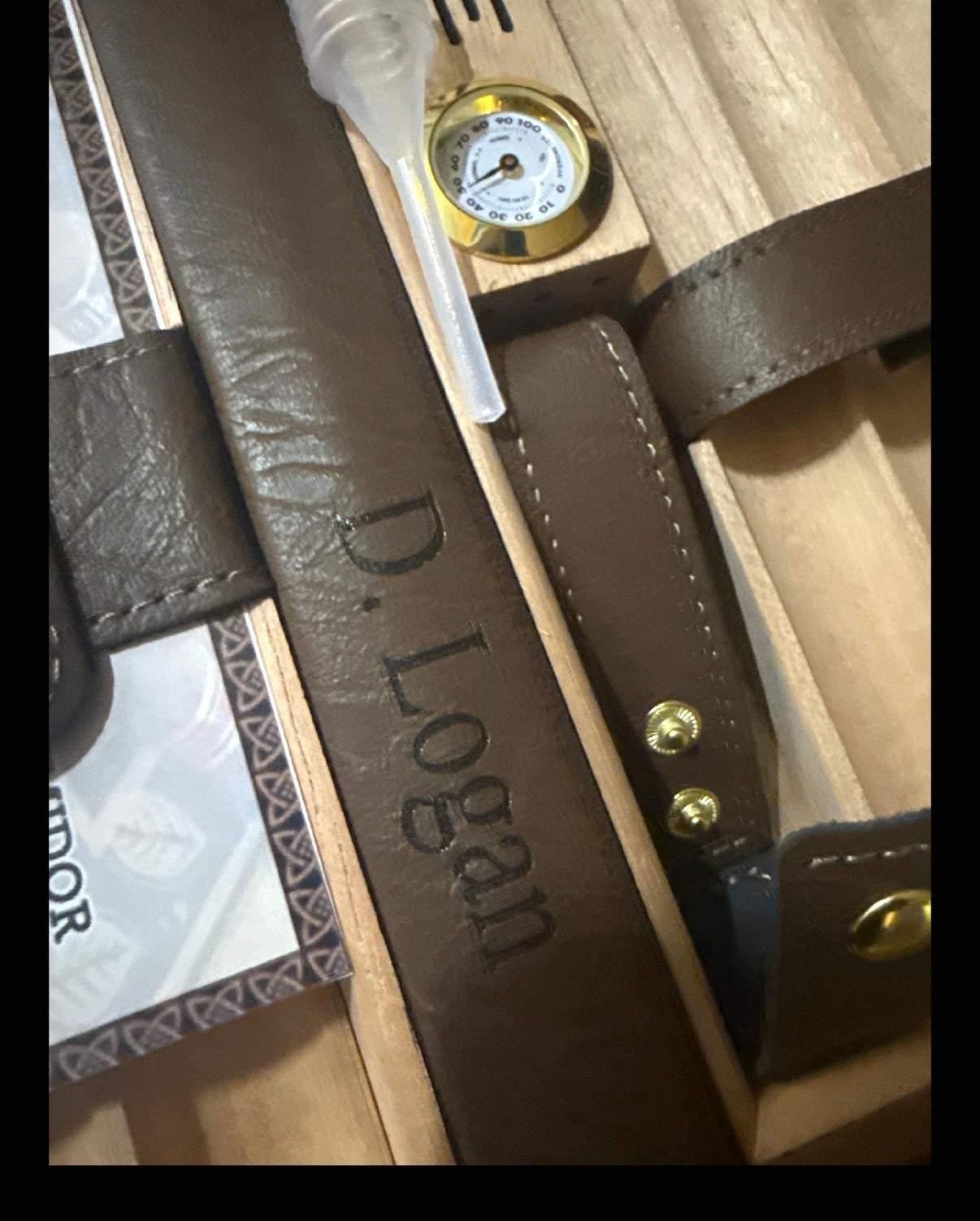 Humidor de puros de cuero personalizado, caja forrada de cedro con encendedor