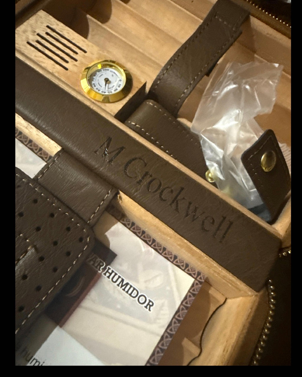 Humidor de puros de cuero personalizado, caja forrada de cedro con encendedor