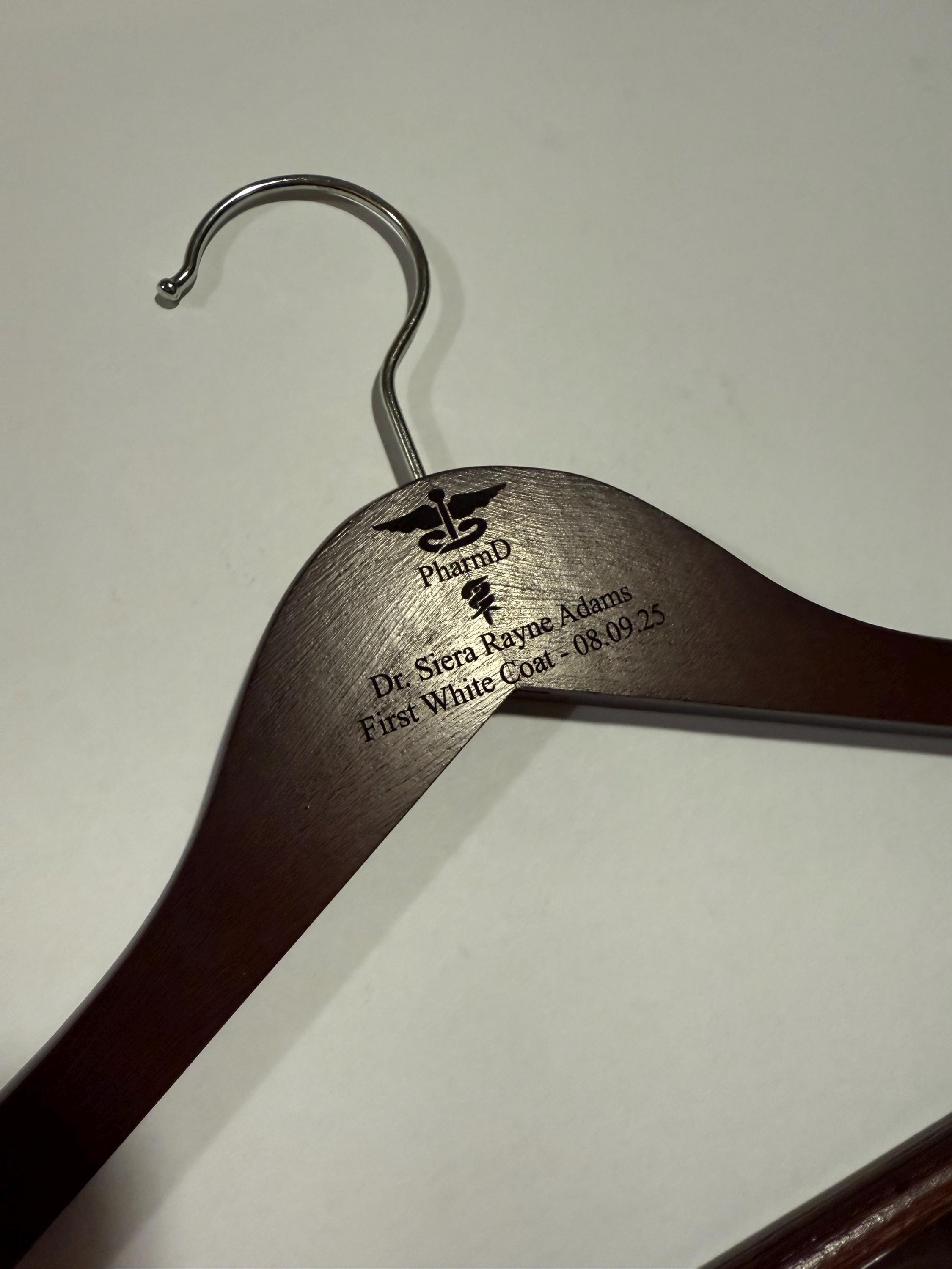 Percha para bata de laboratorio personalizada de caoba, regalo de graduación