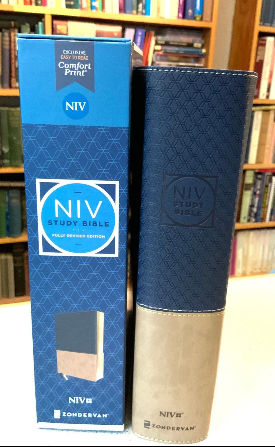 Biblia de estudio NVI personalizada – Piel sintética azul marino/marrón claro, letra roja