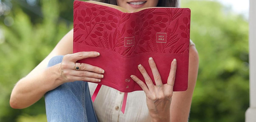 Santa Biblia: Biblia de referencia RVR personalizada, tamaño personal, letra grande, piel sintética, rosada, palabras de Jesús en rojo, Comfort Print