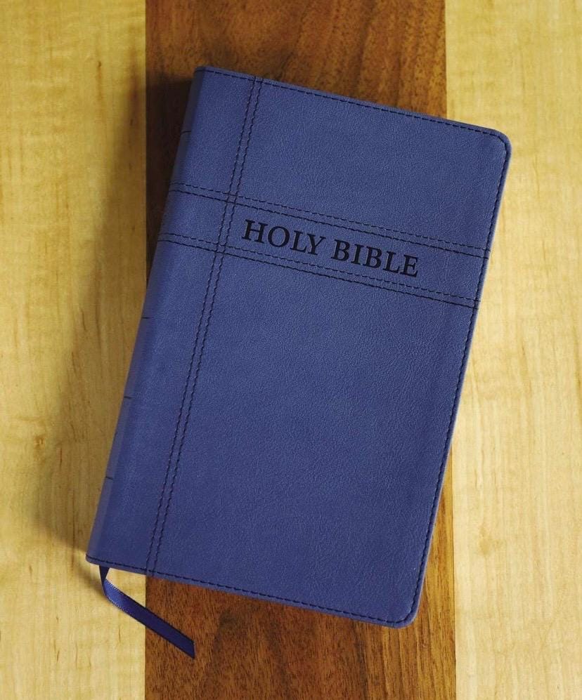 NIV, Biblia de regalo prémium, Nombre personalizado gratis, Piel sintética, Azul marino, Letra roja, Letra legible: