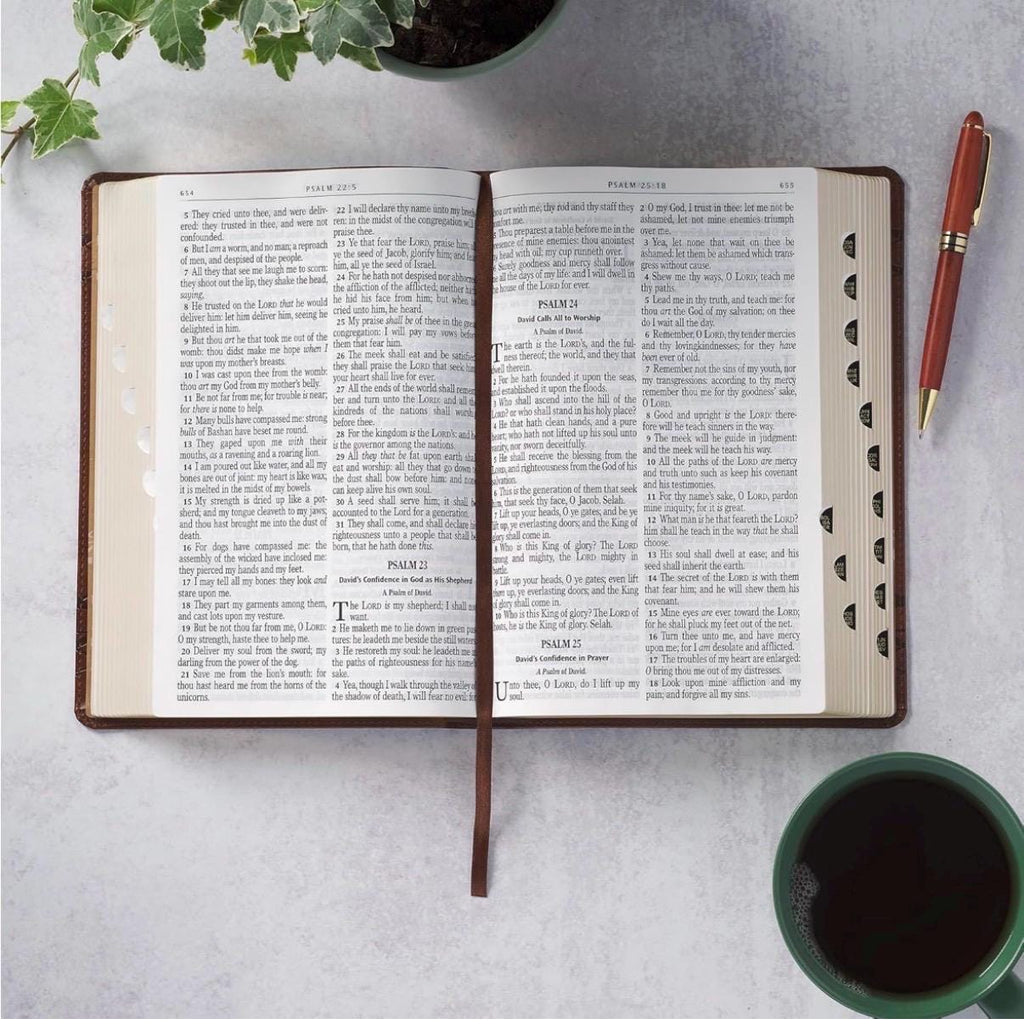 Biblia Personalizada KJV de Letra Grande - Castaño, 14pt, con Índice Troquelado
