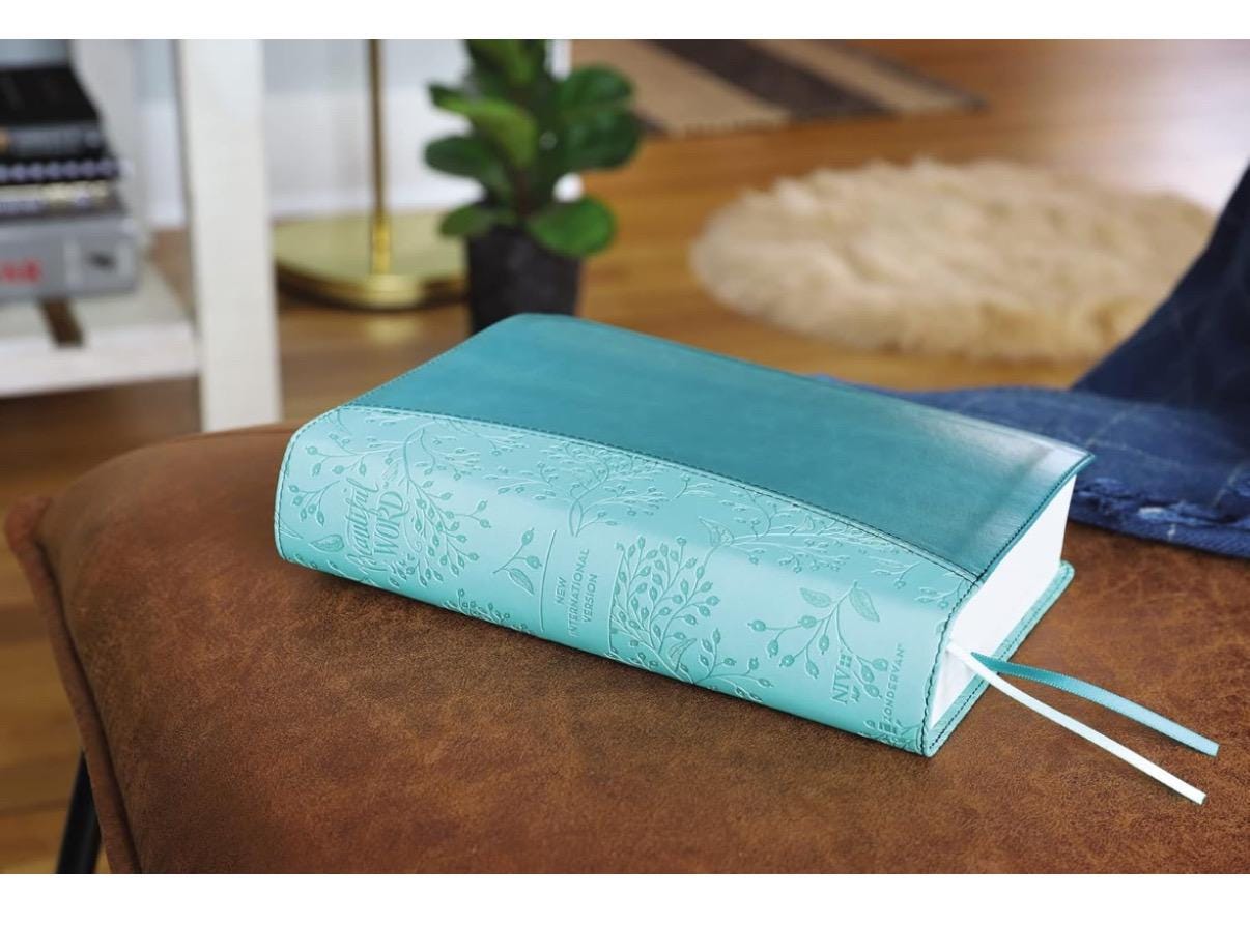 Biblia NVI La Bella Palabra personalizada - Verde azulado, más de 600 ilustraciones