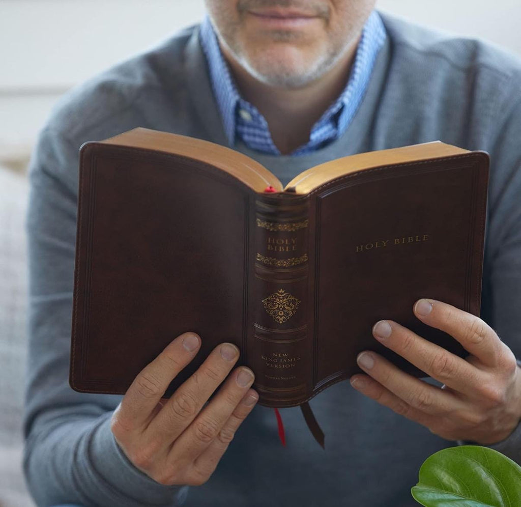 Biblia de Referencia NKJV Personalizada, Tamaño Personal, Sovereign, Piel Suave, Marrón, Letra Roja, Impresión Cómoda: Añade un nombre gratis