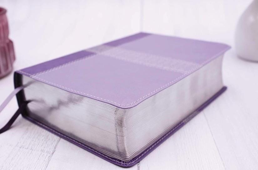 Biblia NVI de Letra Grande Personalizada - Morada, Tipografía Confortable de 12 puntos