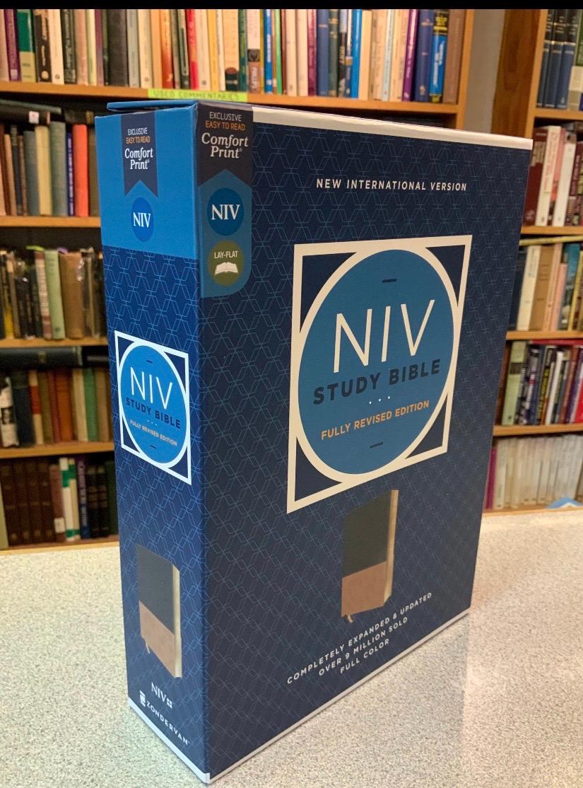 Biblia de Estudio NVI ZONDERVAN Personalizada - Piel Sintética Azul Marino/Marrón Claro - Letra Roja - Grabado de Nombre Personalizado - Biblia para Hombre o Mujer