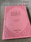 BIBLIA REY SANTIAGO (KJV) DE LETRA GRANDE PERSONALIZADA *** Piel Sintética - rosa - con Índice *** Grabado de Nombre Personalizado