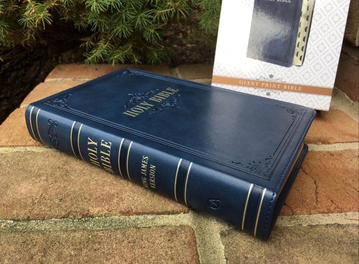 Biblia KJV personalizada | Piel sintética azul marino con relieve, letra gigante