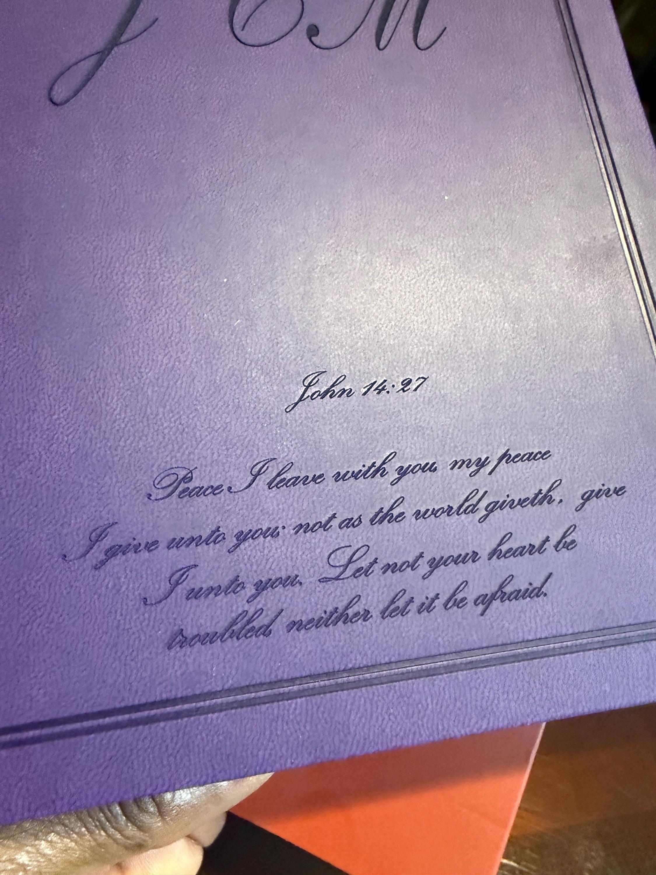 Biblia KJV de Regalo de Lujo Personalizada, Tapa de Piel Morada (LeatherTouch), Letra Roja, Texto de Cambridge Puro, Página de Presentación, Biblia Fácil de Leer