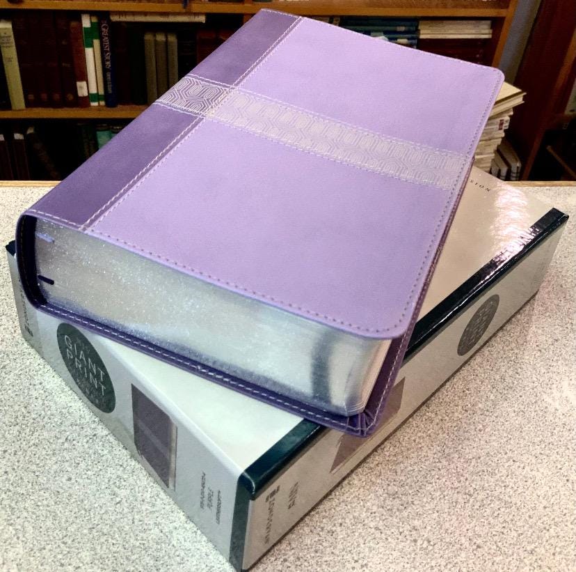 Biblia NVI de Letra Grande Personalizada - Morada, Tipografía Confortable de 12 puntos