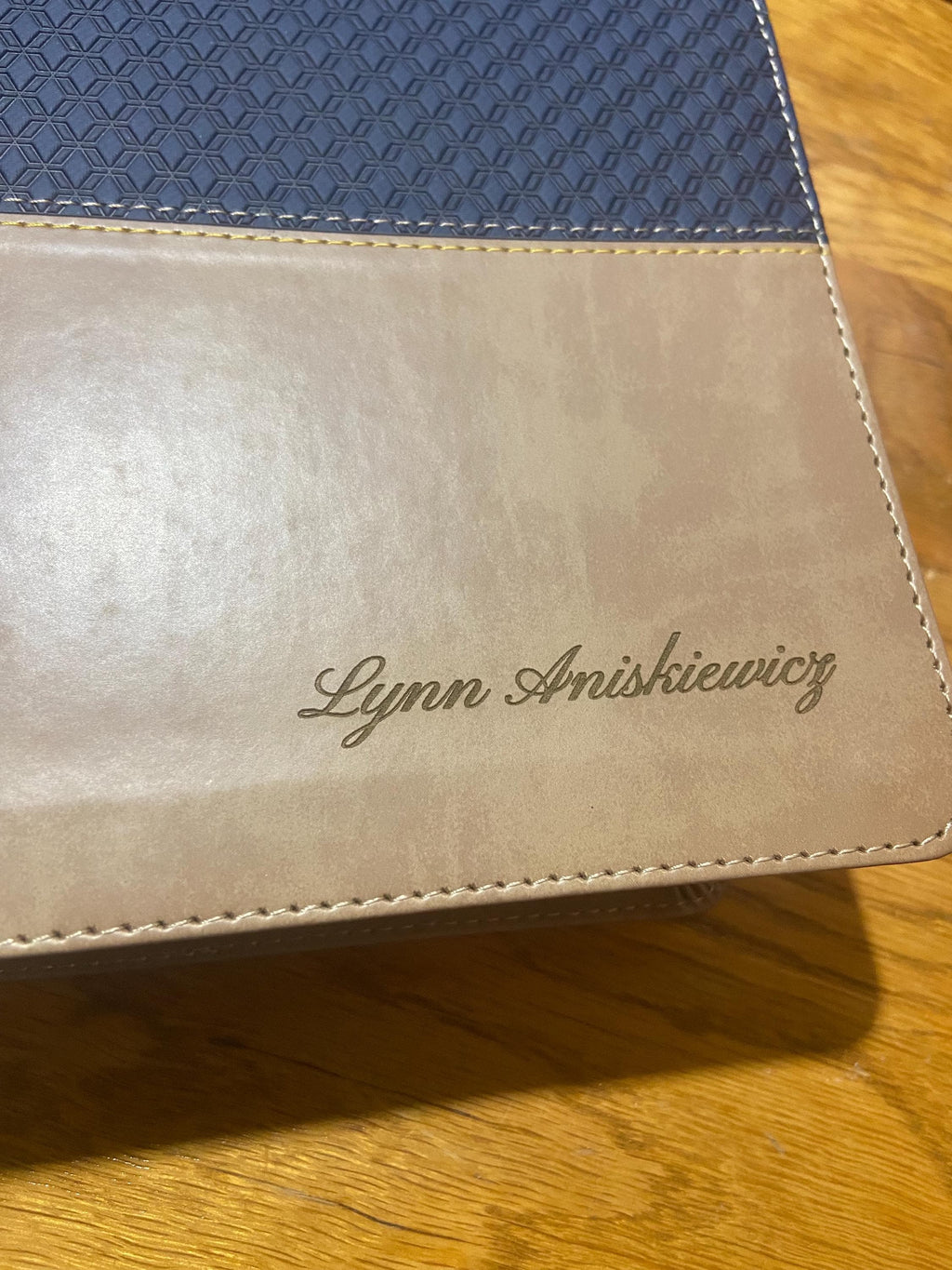 Biblia de Estudio NVI ZONDERVAN Personalizada - Piel Sintética Azul Marino/Marrón Claro - Letra Roja - Grabado de Nombre Personalizado - Biblia para Hombre o Mujer
