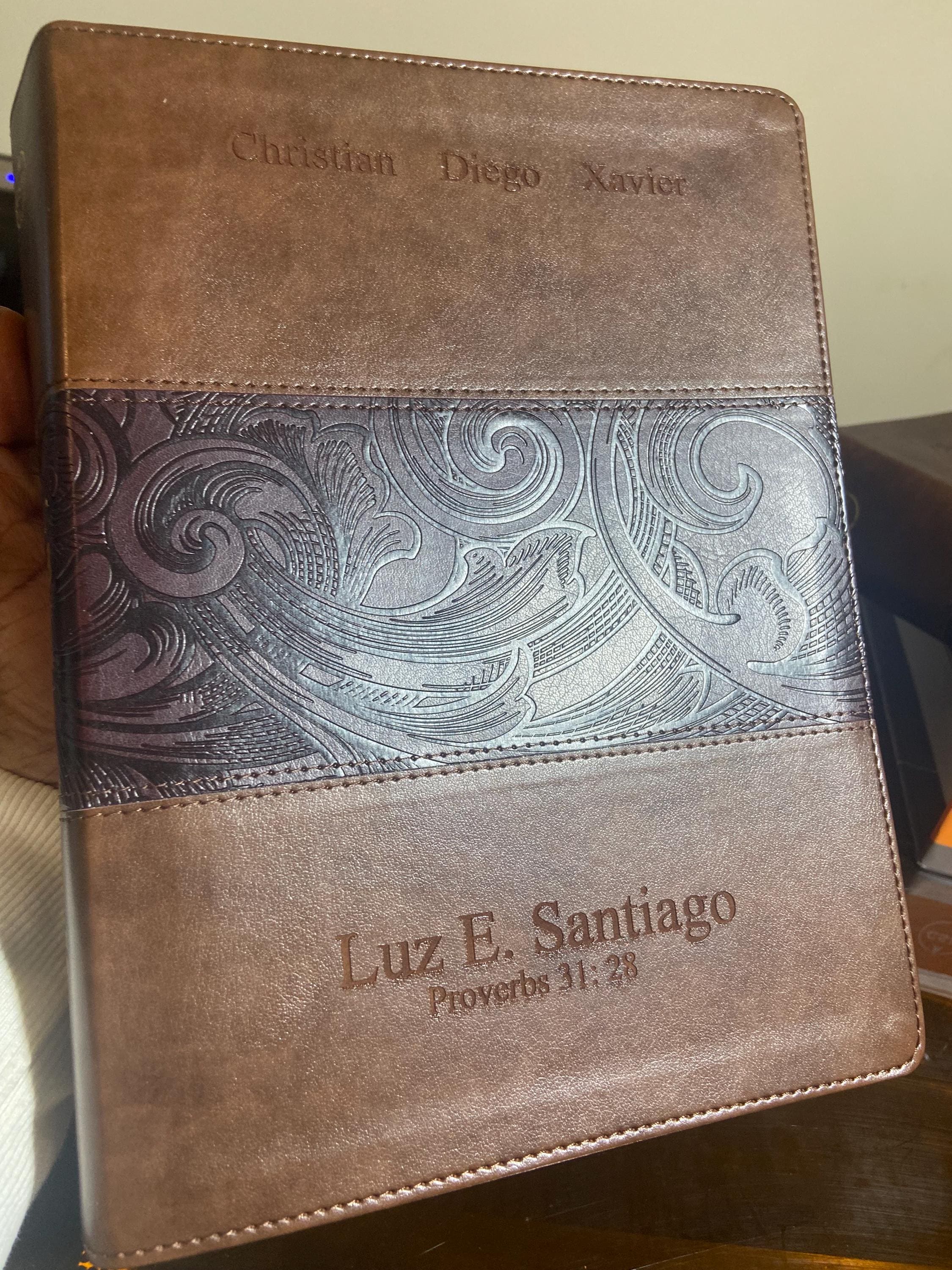 Biblia de Estudio CBS Personalizada, Tacto Piel Caoba, Letra Roja, Notas de Estudio