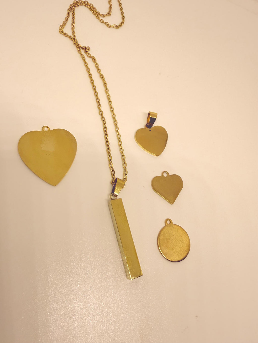 Collar con dije de acero inoxidable y oro de 18k