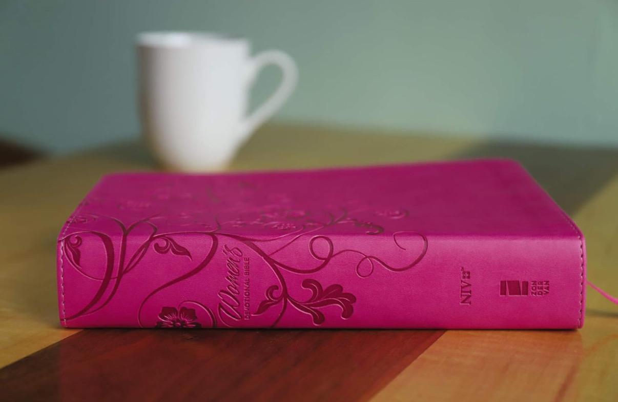 NIV, Women's Devotional Bible, Leathersoft, Pink