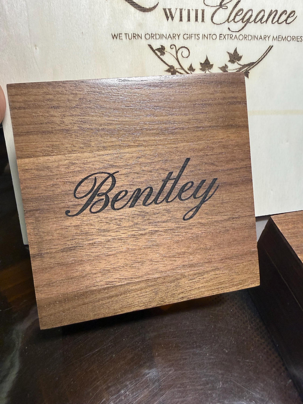 Caja de recuerdo de madera de nogal personalizada - Regalo grabado a medida