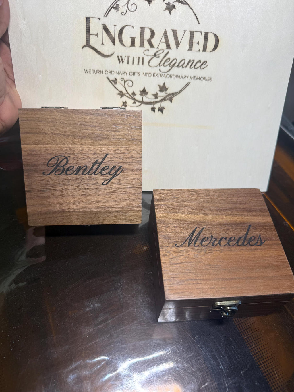 Caja de recuerdo de madera de nogal personalizada - Regalo grabado a medida